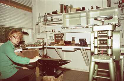 Franziska in ihrer Werkstatt